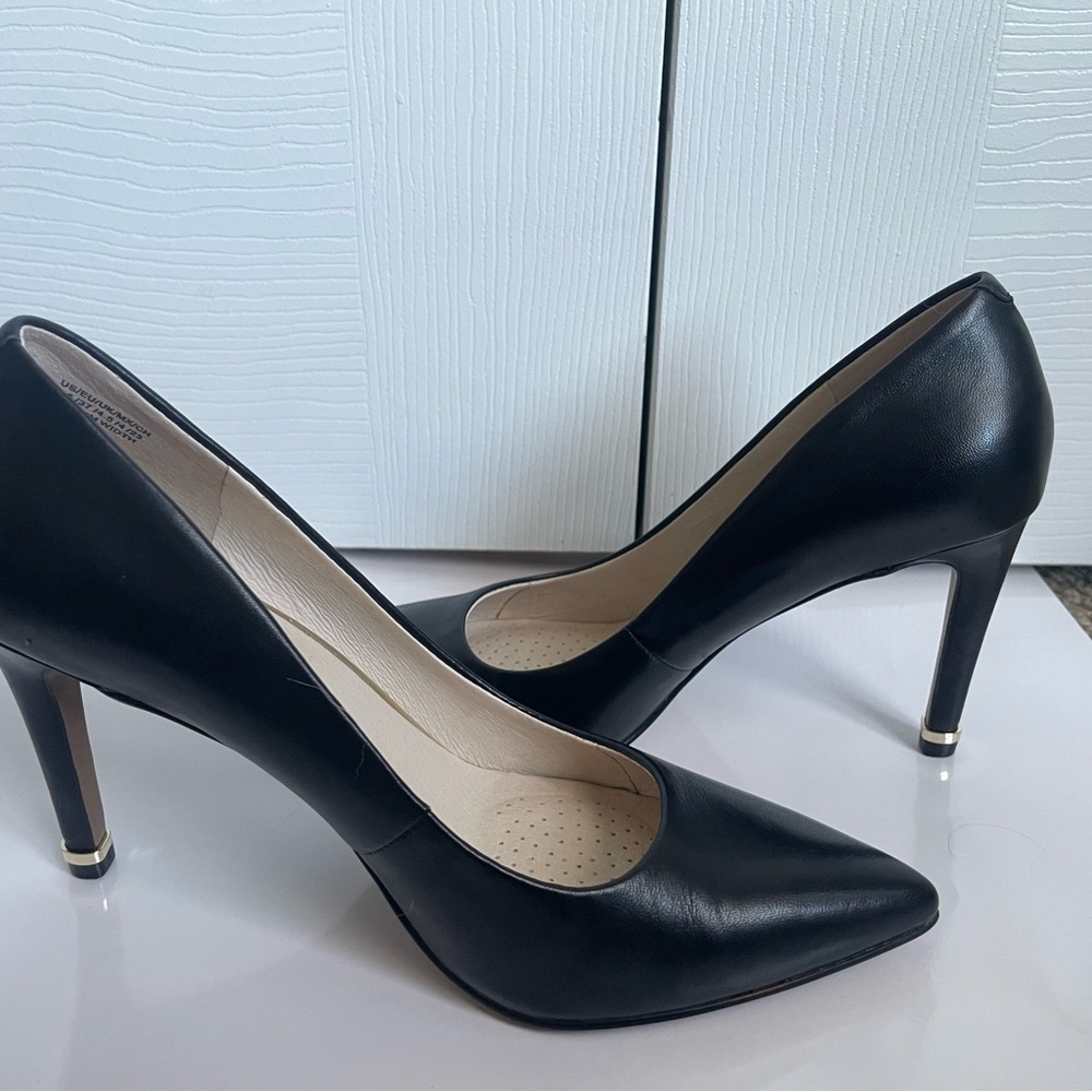 NWT Kenneth Cole Aundrea Pointed Toe Pump, Black Leather